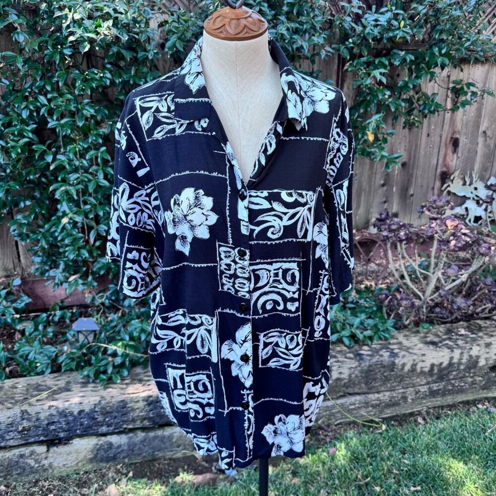 Modern Essentials Woman’s Black & White Button Up Hawaiian Blouse Top Size 18W